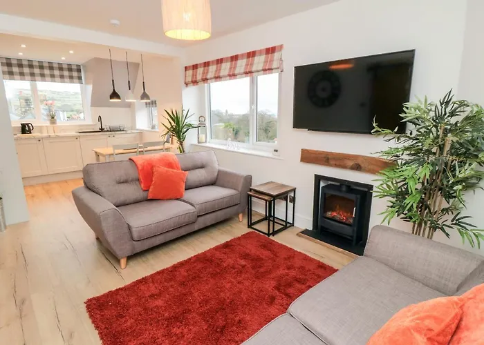 4 Maypole Green