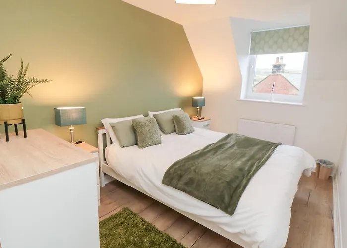 4 Maypole Green