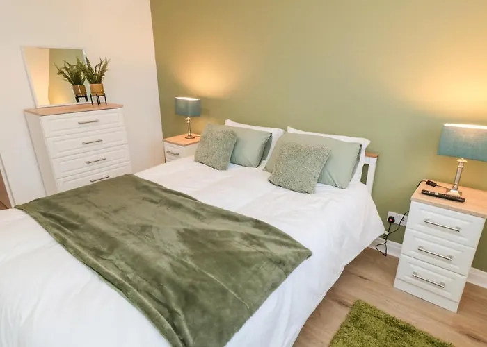4 Maypole Green
