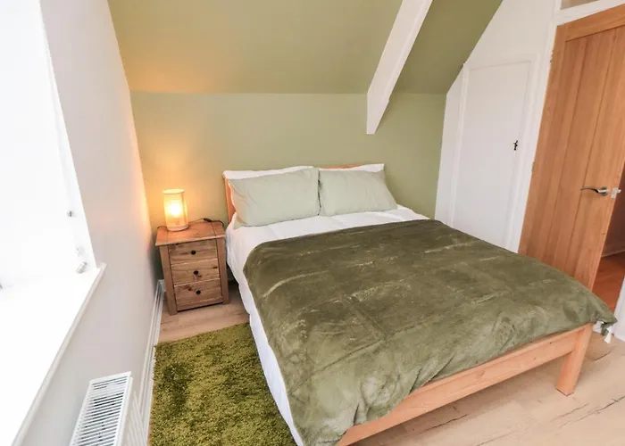 4 Maypole Green